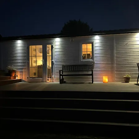 Thelittlehouse-by-the-lake *