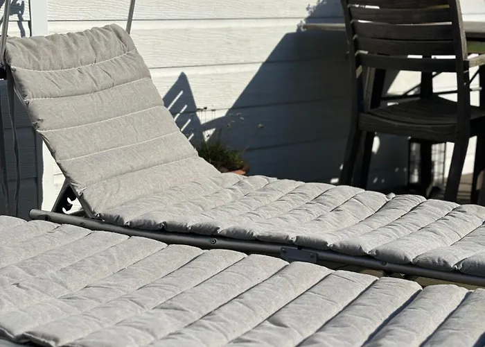 Thelittlehouse-by-the-lake