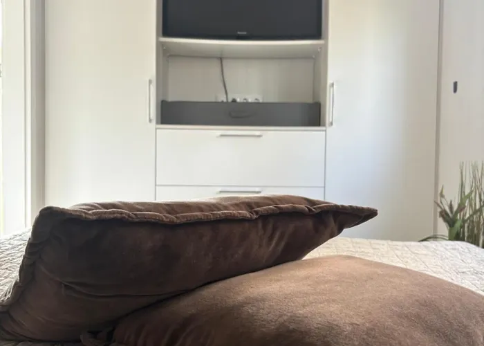 Thelittlehouse-by-the-lake